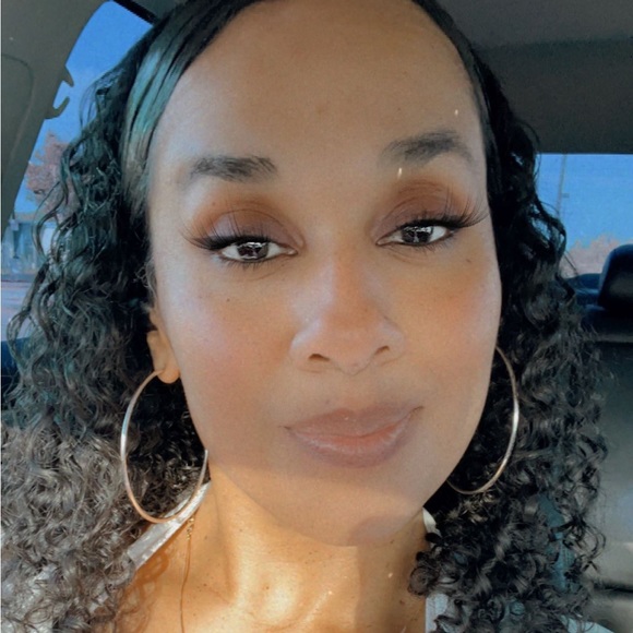 Sandra L !!POSH AMBASSADOR!! - Picture 6 of 10